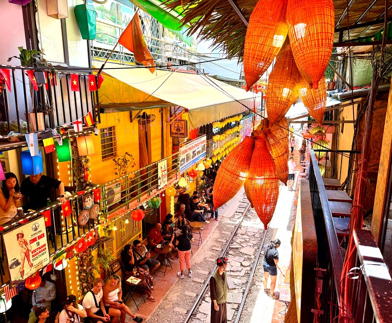 gallery-01-hanoi-train-street
