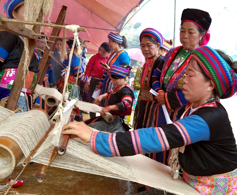 gallery-06-hmong-weaving-cat-cat