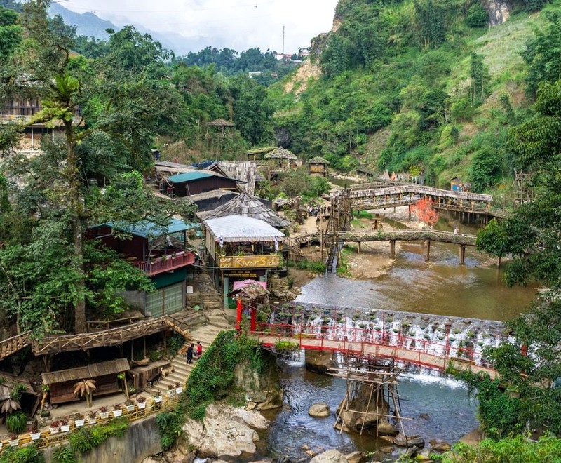 gallery-07-cat-cat-village-stream
