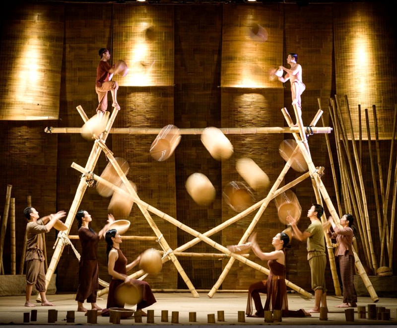 gallery-18-ao-show-saigon-opera-house