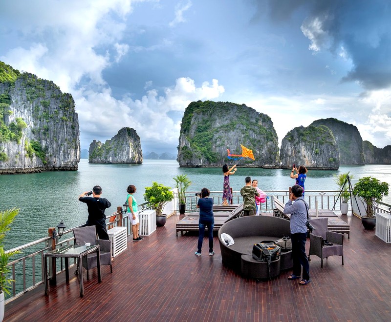 gallery-24-sundeck-tourists