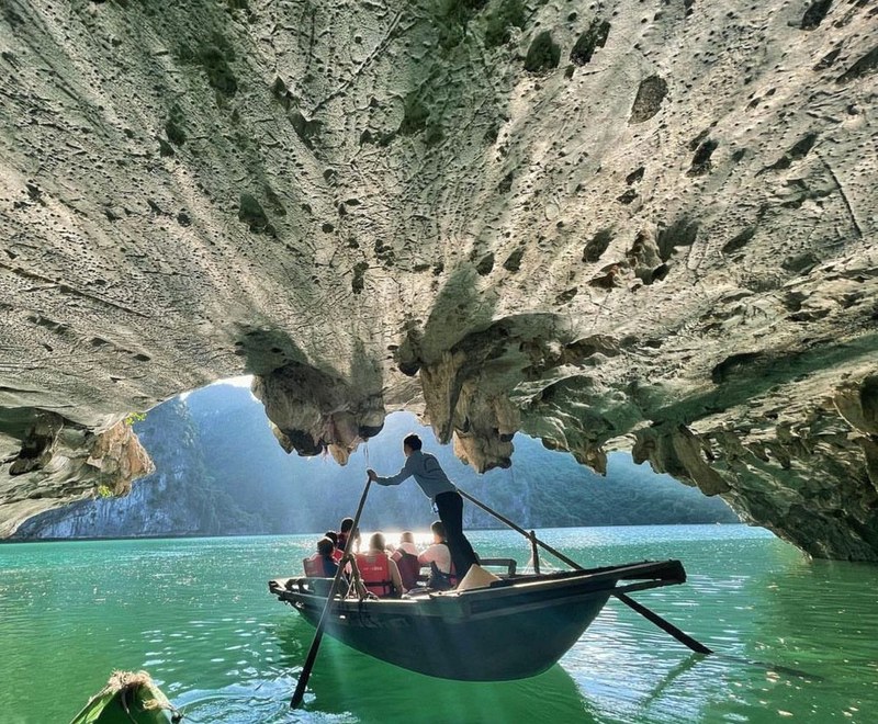gallery-v2-08-dark-bright-cave